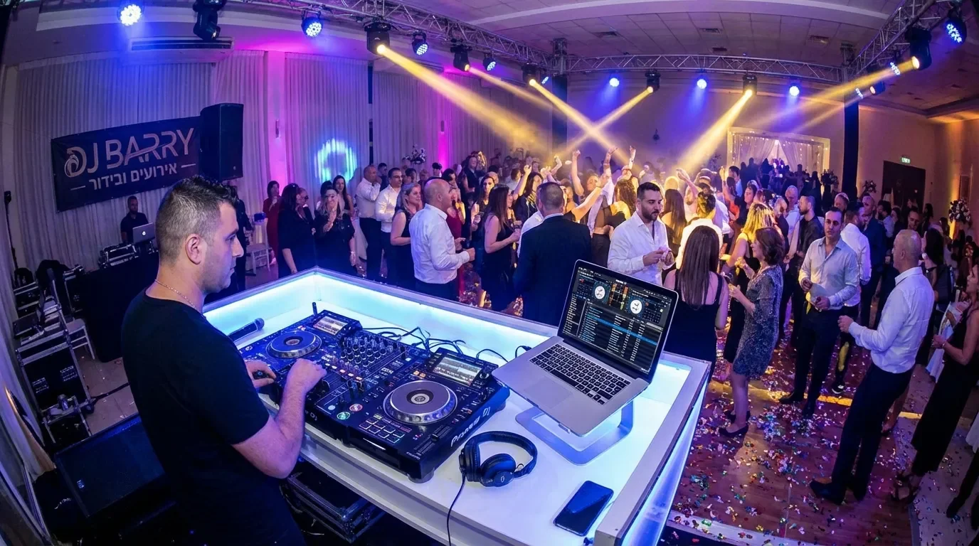 DJ Barry מופיע באירוע מקצועי עם ציוד DJ מתקדם