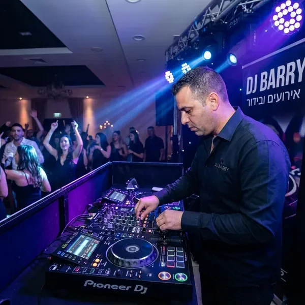 DJ Barry מופיע באירוע מקצועי