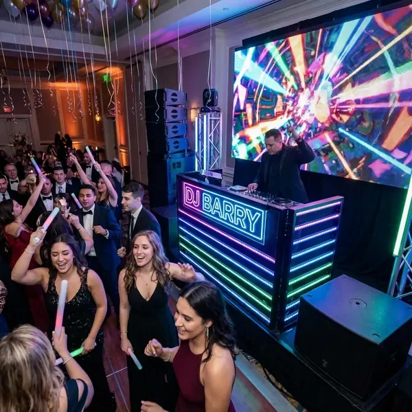 מסיבה פרטית עם תאורה צבעונית וקהל רוקד
